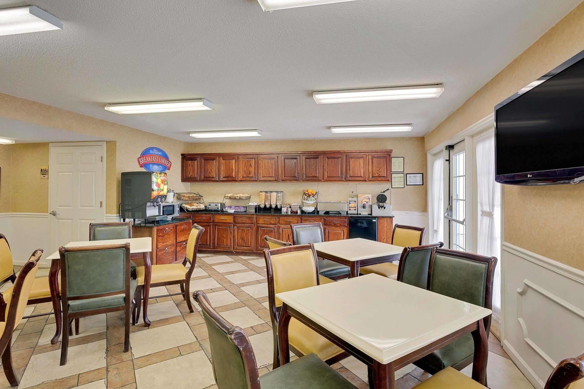 Baymont By Wyndham Cleveland Motel Buitenkant foto