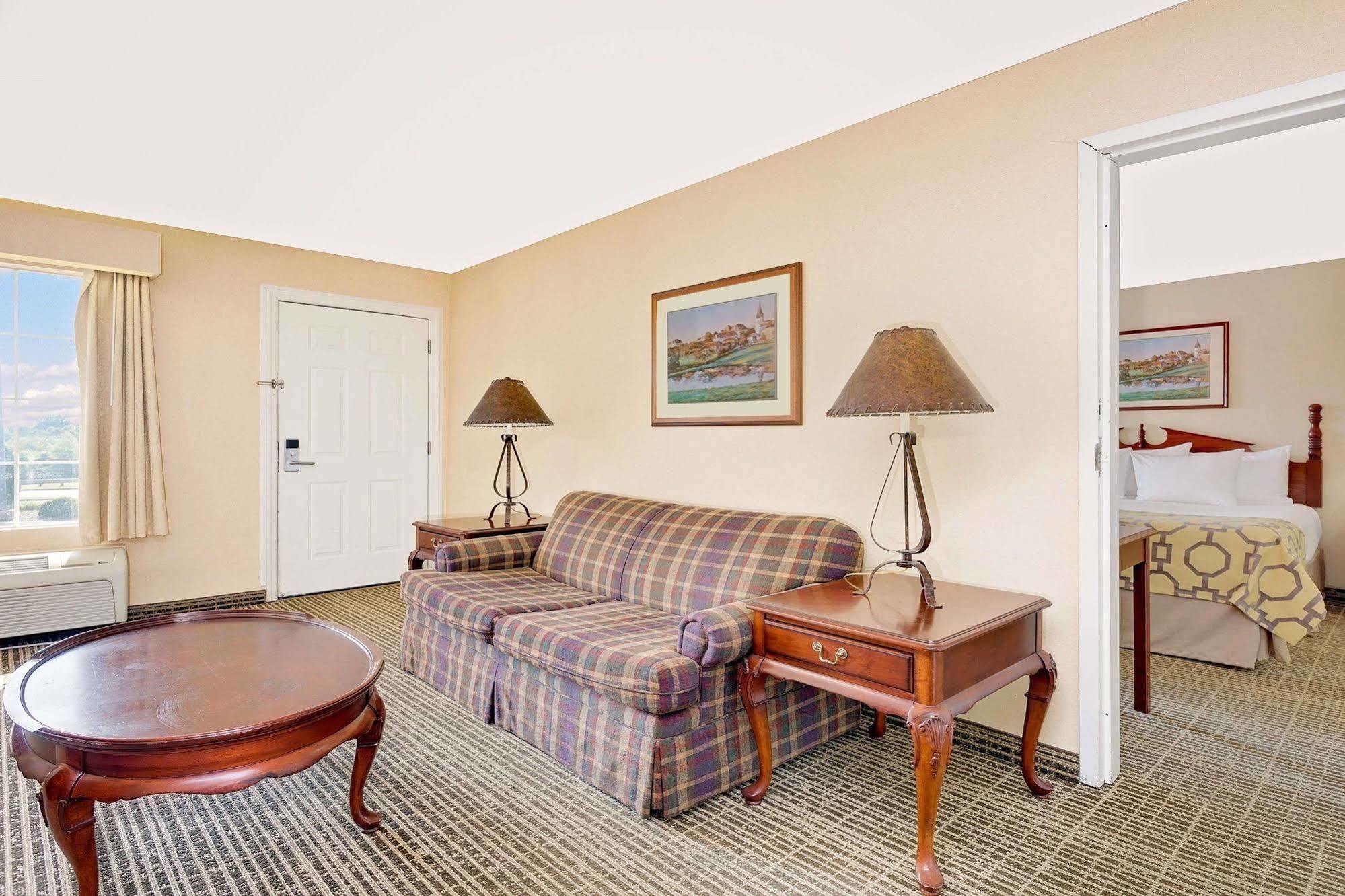 Baymont By Wyndham Cleveland Motel Buitenkant foto