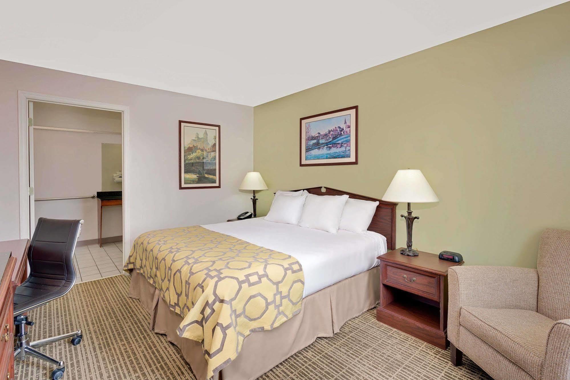 Baymont By Wyndham Cleveland Motel Buitenkant foto