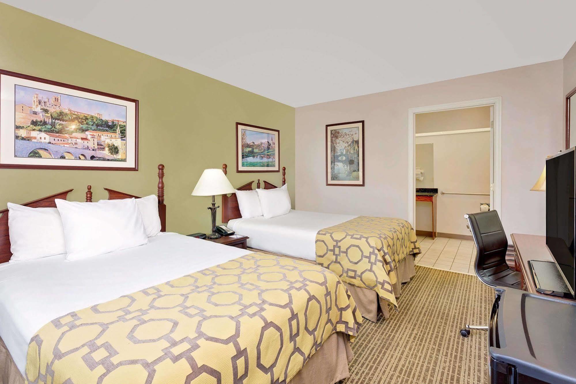 Baymont By Wyndham Cleveland Motel Buitenkant foto