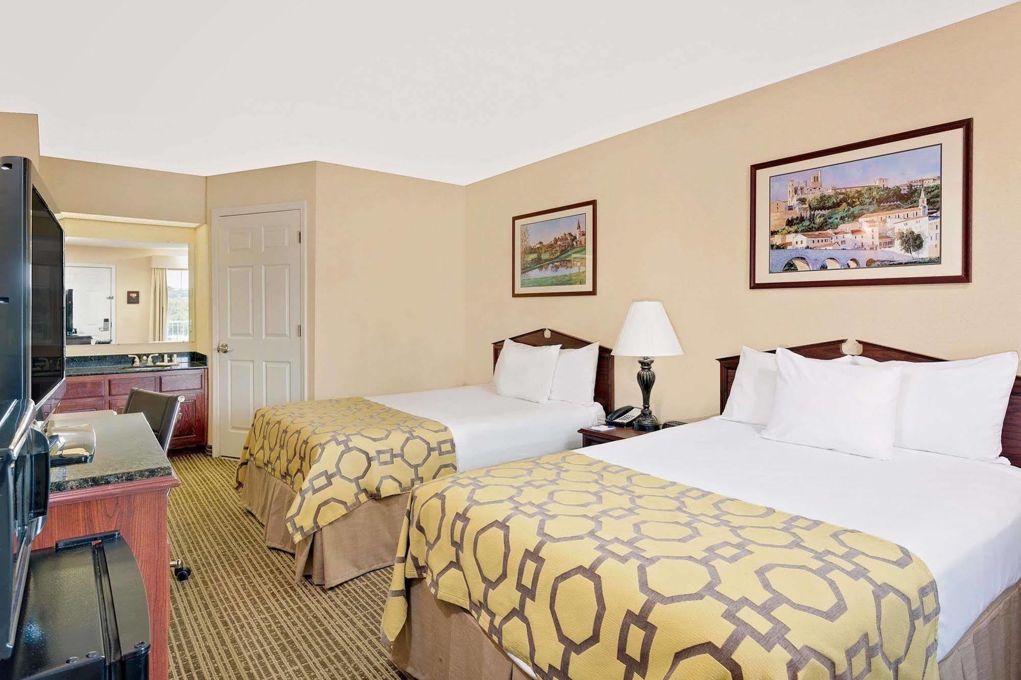 Baymont By Wyndham Cleveland Motel Buitenkant foto